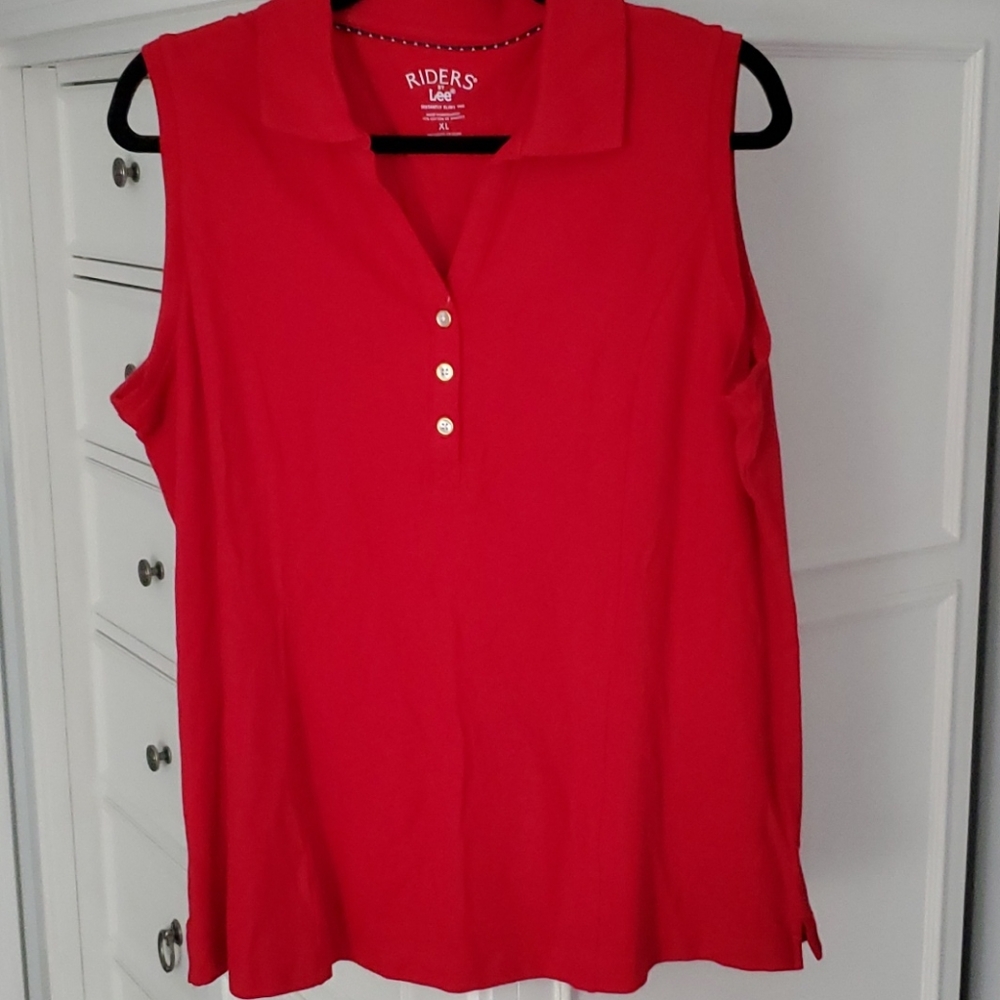 Sleeveless top with collar